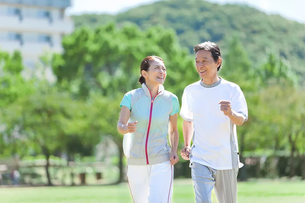 dua pasangan tua sedang jogging